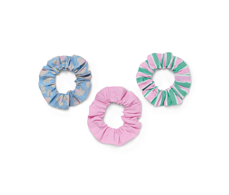 Tři gumičky do vlasů: modrá se vzorem, růžová a pruhovaná růžovo-zelená.