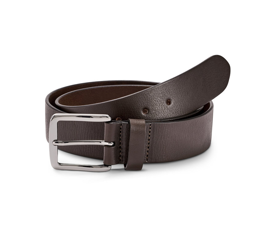 Hnědý kožený opasek s stříbrnou sponou.
