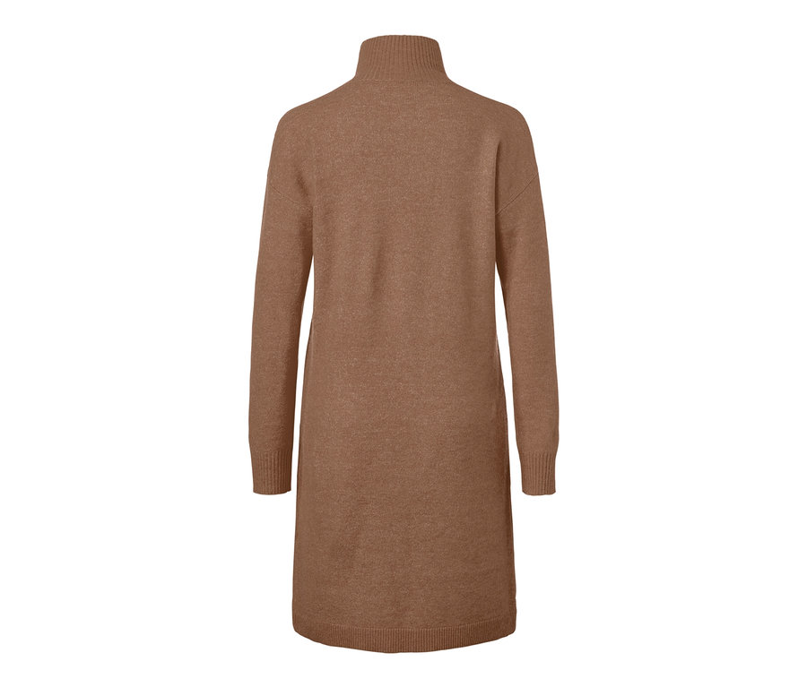 Zadní pohled na pletené šaty.