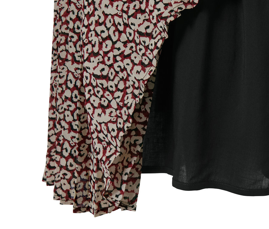 Detail maxišatů s potiskem a černou látkou.