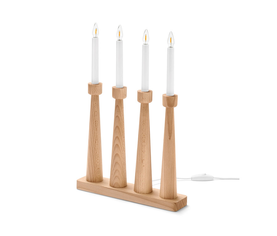 Dřevěný svícen s LED žárovkami.