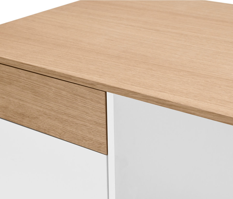 Detail psacího stolu s úložným prostorem, kombinace dřevěné a bílé barvy.