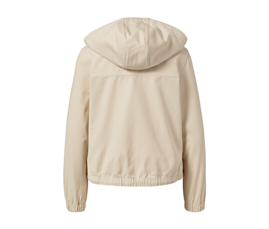 Zadní pohled na tkanou bundu s kapucí.