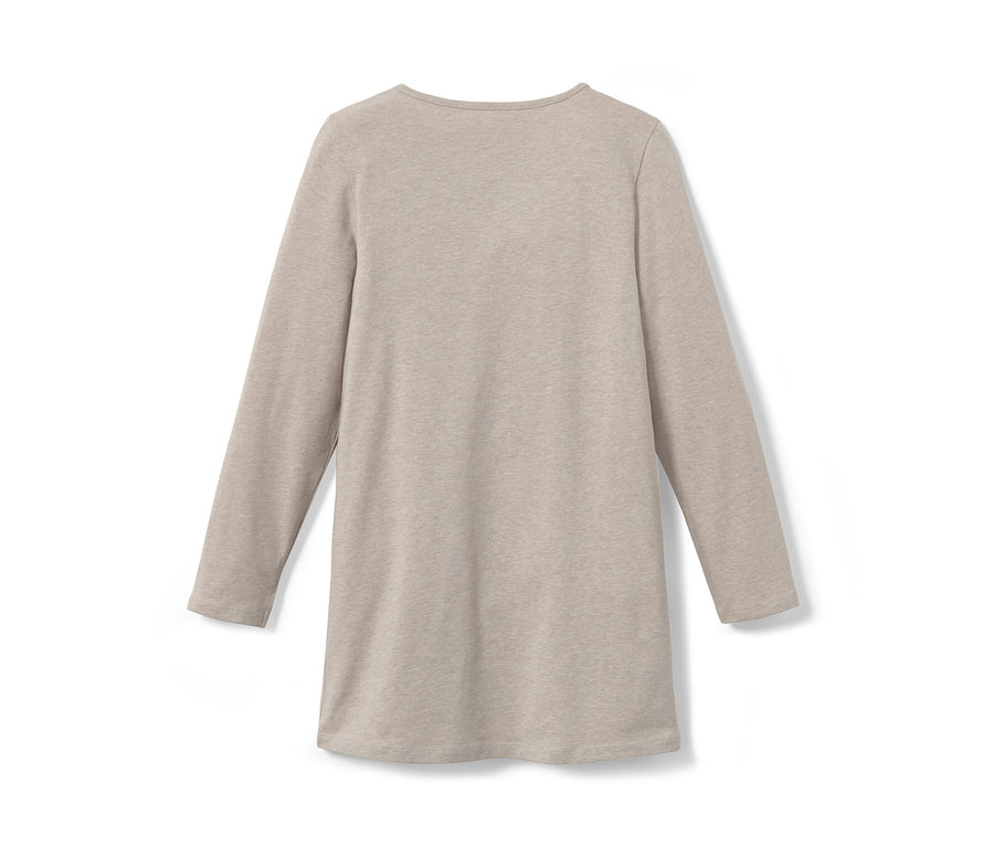 Béžové pyžamo s dlouhým rukávem na bílém pozadí.