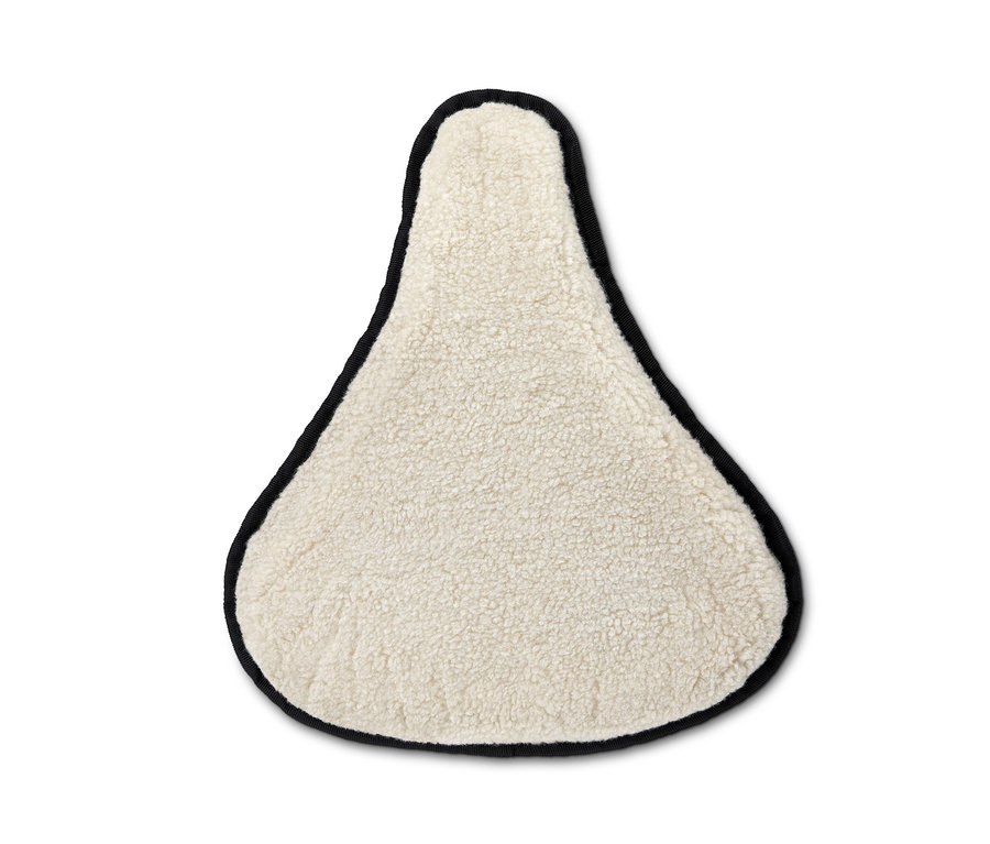 Bílý potah na sedlo 2 v 1 s černým lemem.