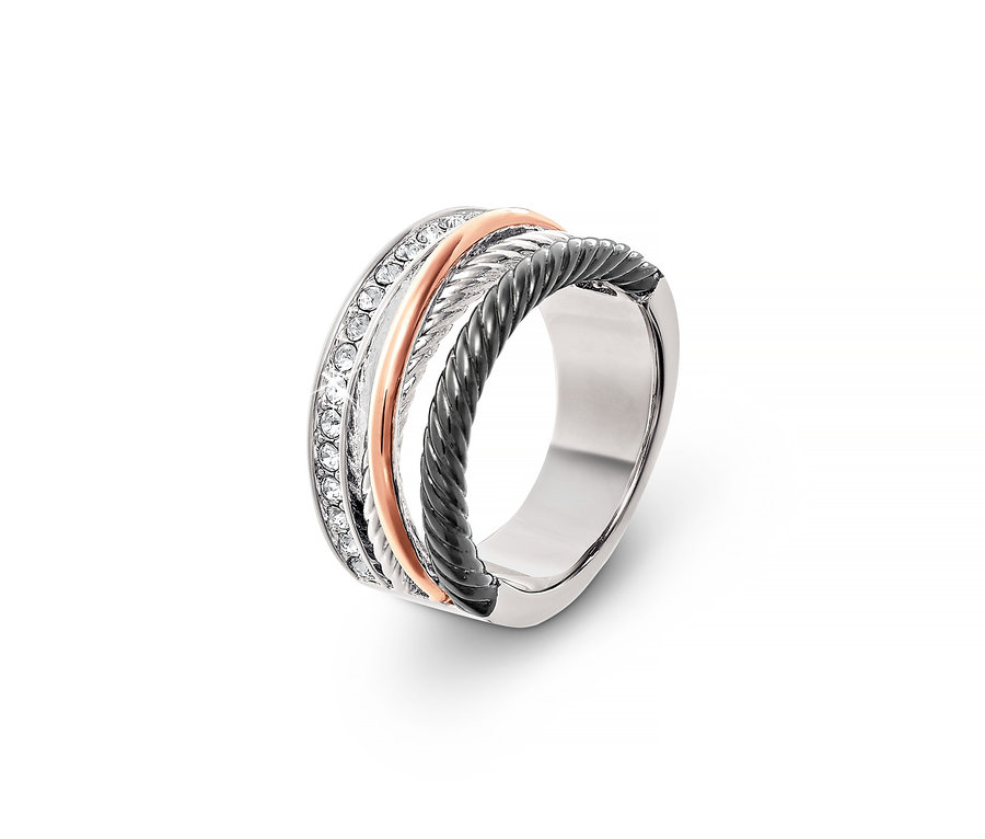 Detail stříbrného prstenu zdobeného kamínky Swarovski®.
