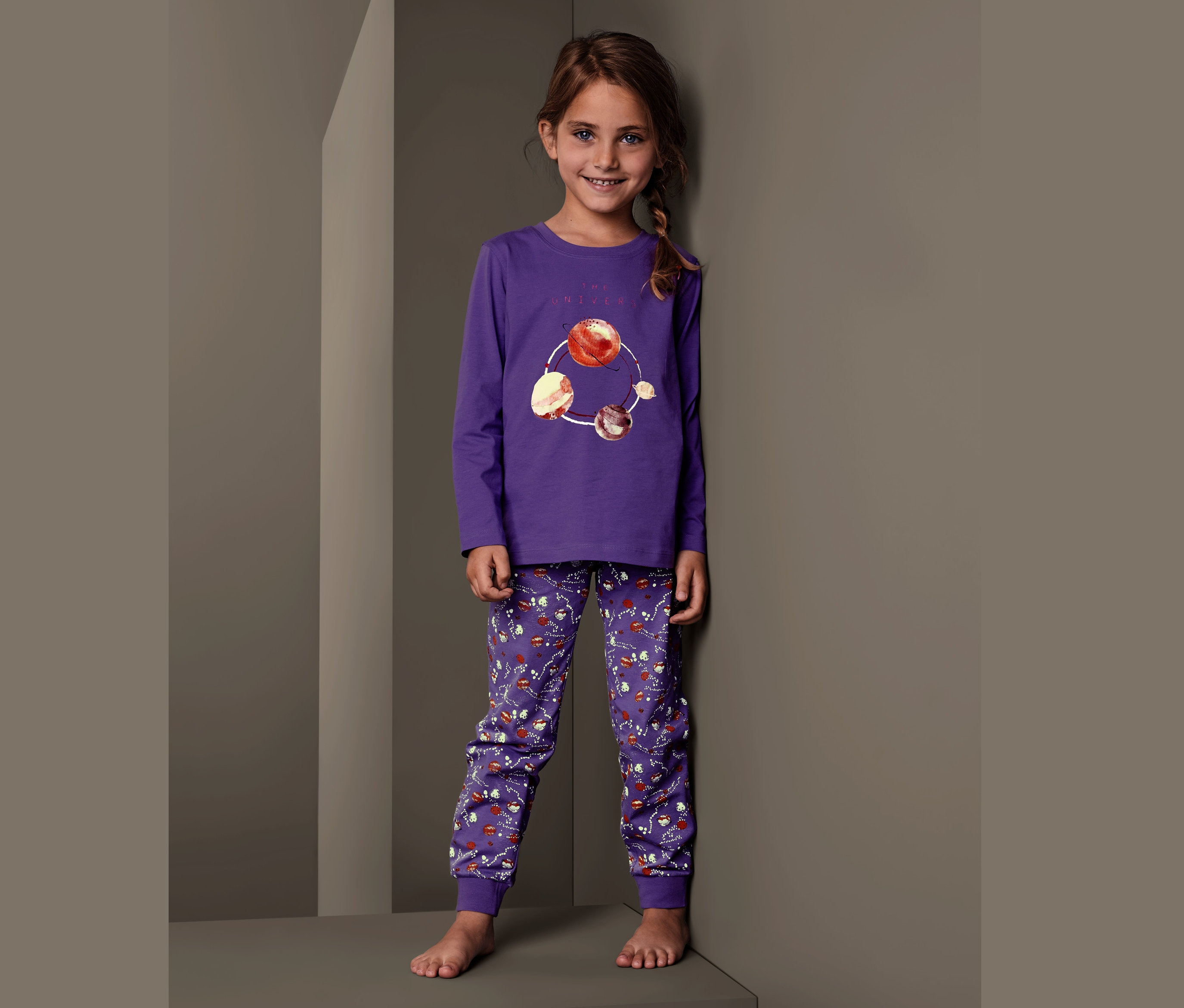 Dívka v pyžamu Glow in the dark s potiskem planet.