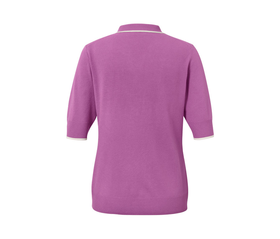 Zadní pohled na fialovou polokošili z jemného úpletu s bílým lemováním.