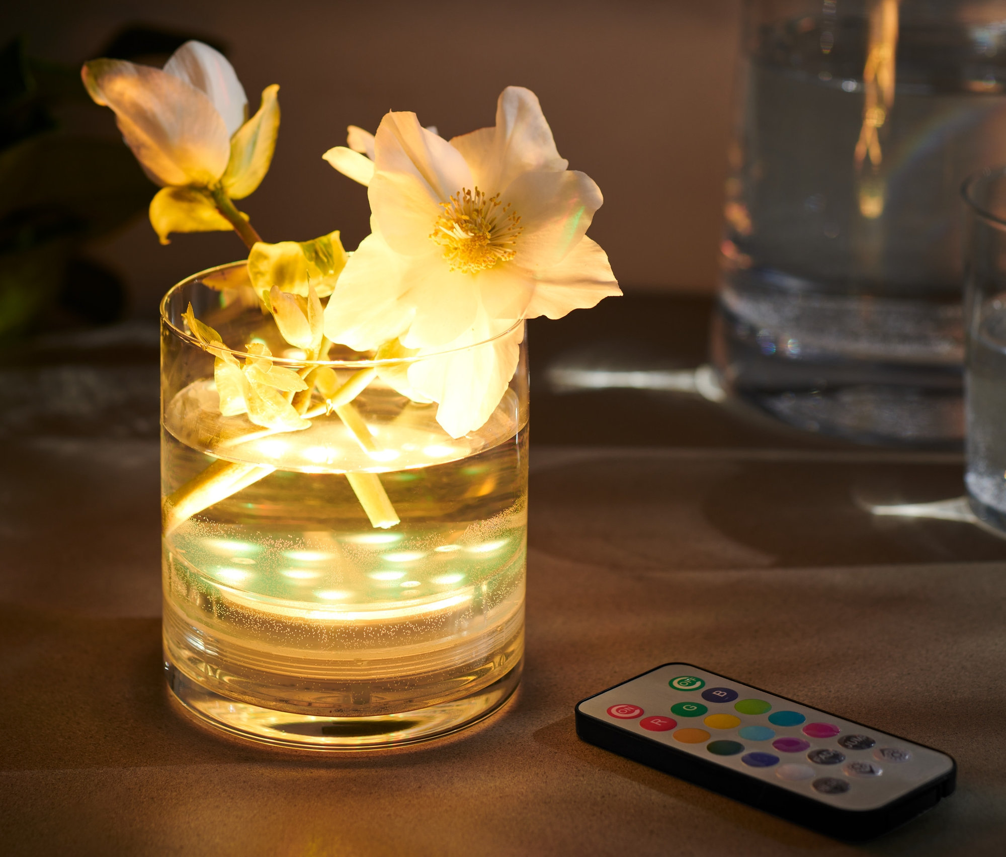 Květiny ve váze s LED světlem s proměnlivými barvami a dálkovým ovládáním.