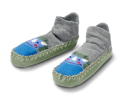 Dvoje dětské ponožkové papuče s motivem dinosaura.