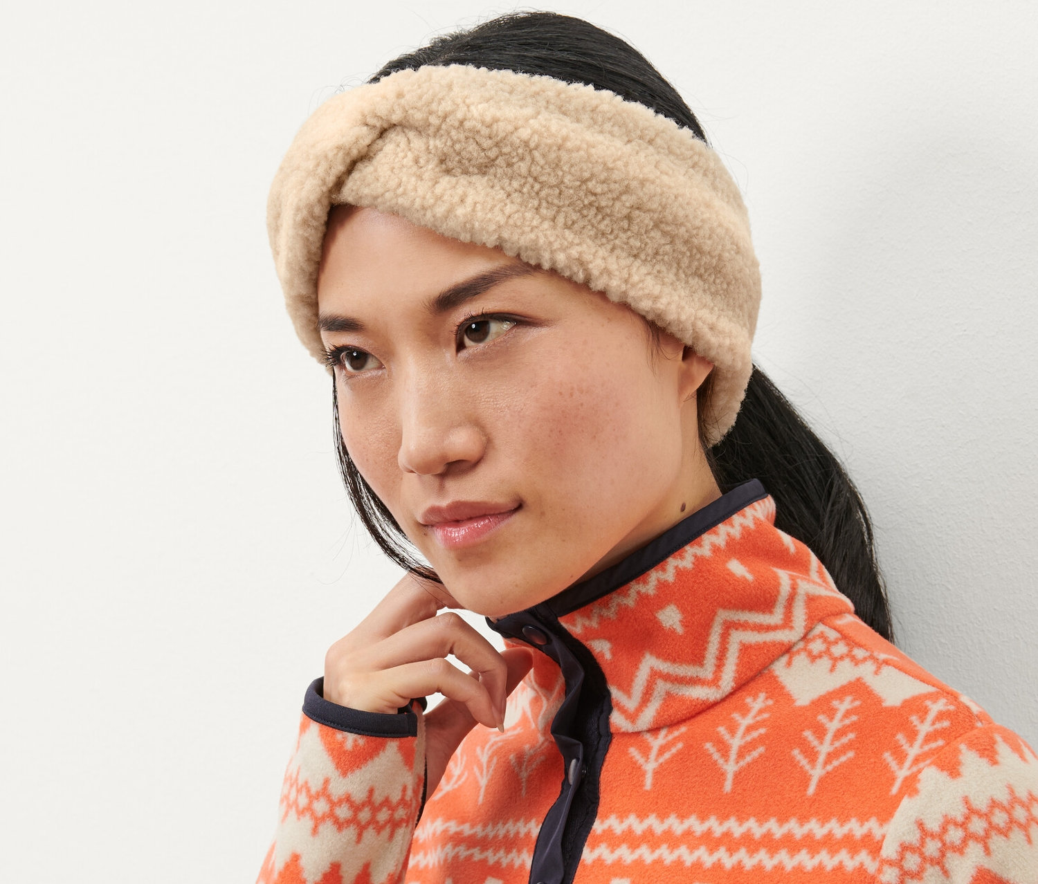 Žena s plyšovou čelenkou na hlavě.