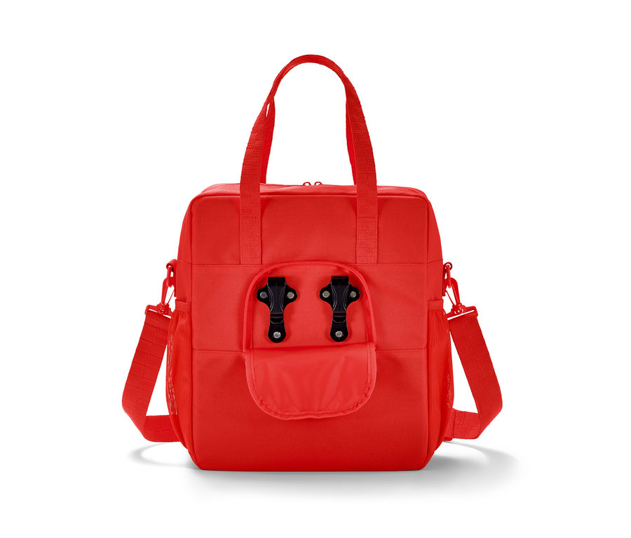 Červená taška přes rameno na jízdní kolo s držadly a popruhem.