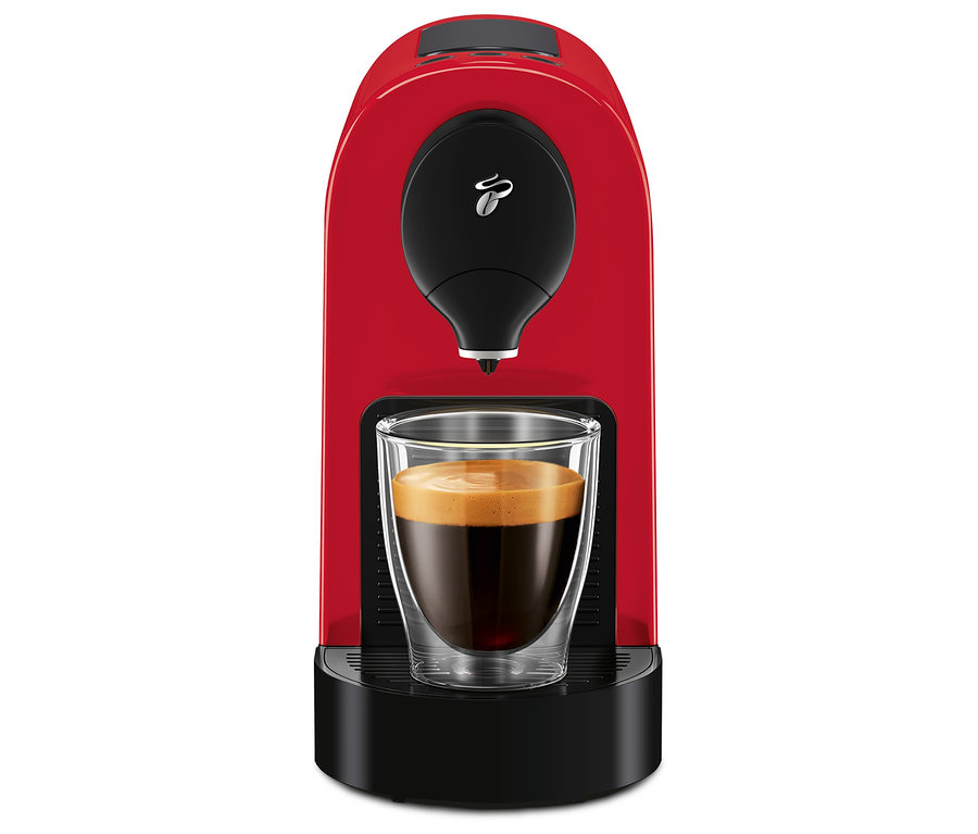 Červený kávovar Cafissimo pure+ s šálkem kávy.