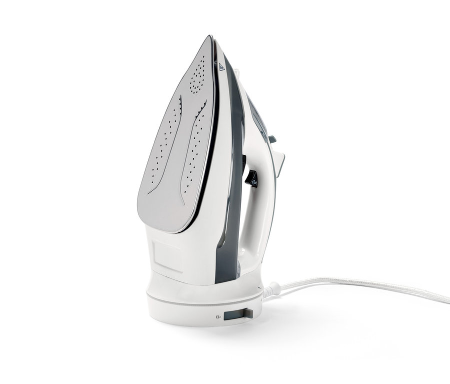 Detail bezdrátové napařovací žehličky bílé a šedé barvy s kabelem.