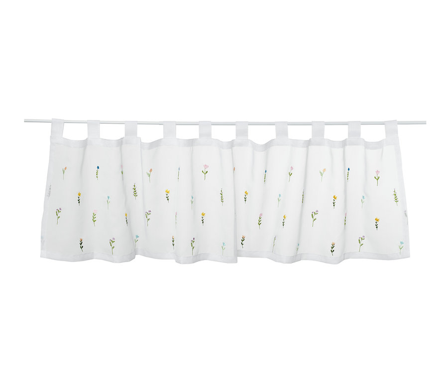 Krátká vyšívaná záclona s květinovým motivem.