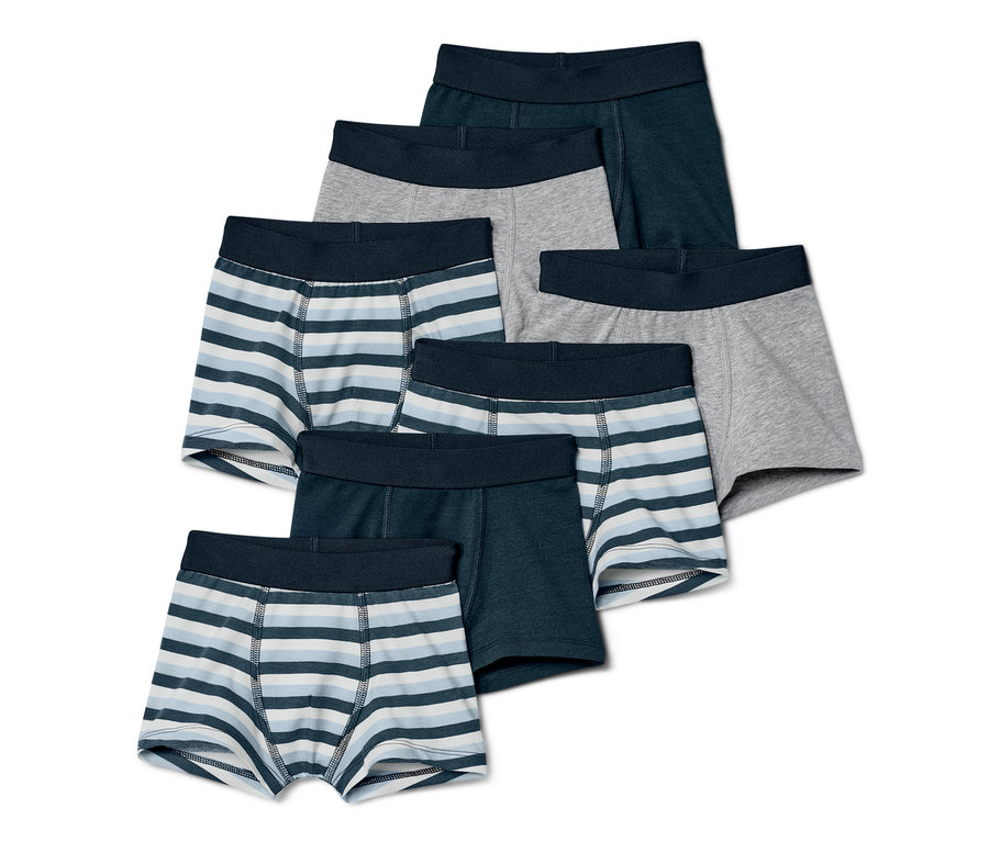 Sedmery chlapecké boxerky různých barev a vzorů.