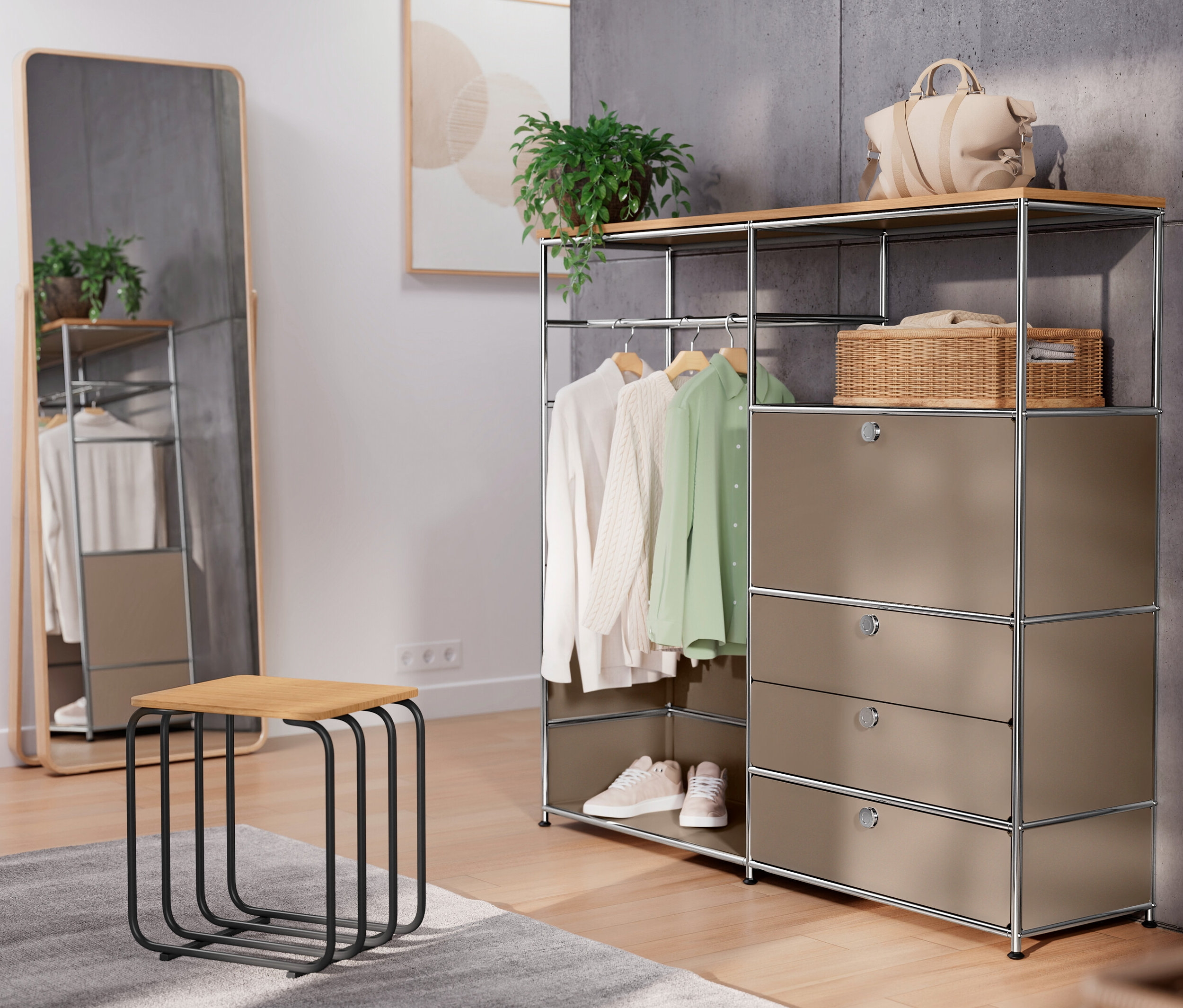 V interiéru stojí hnědošedá kovová skříň »CN3« s dřevěnou deskou, šatní tyčí, výklopnými dvířky a třemi zásuvkami. Vedle stojí stolička a zrcadlo.