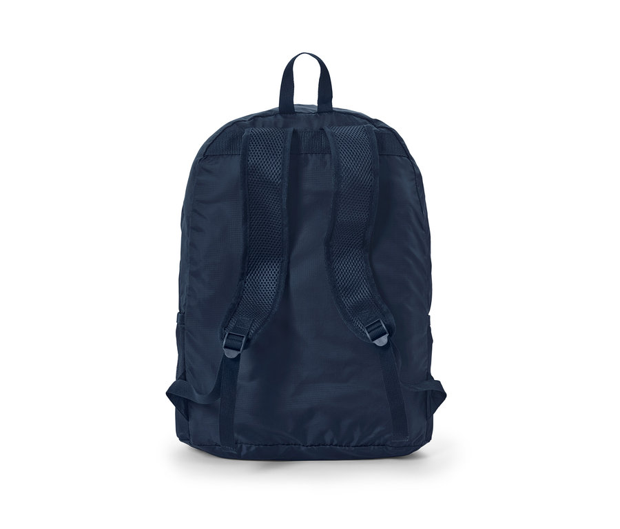 Detailní pohled zezadu na tmavě modrý skládací batoh.