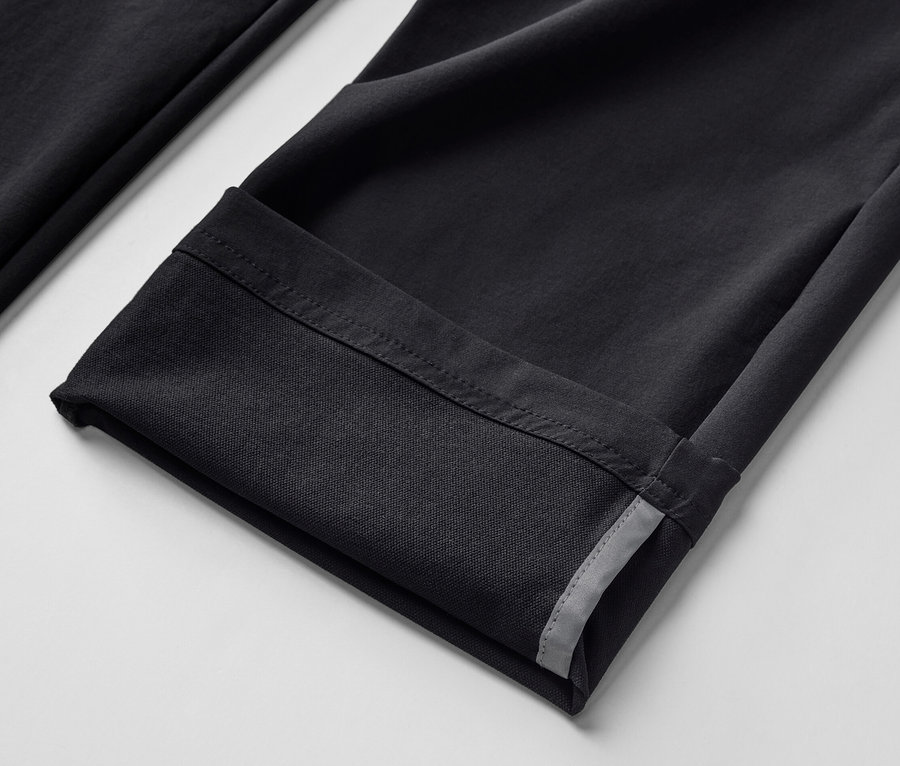 Detail černé softshellové kalhoty.
