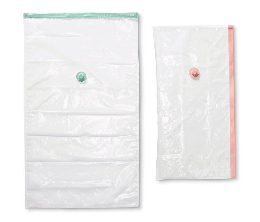 Dva vakuové úložné pytle leží na bílém pozadí.