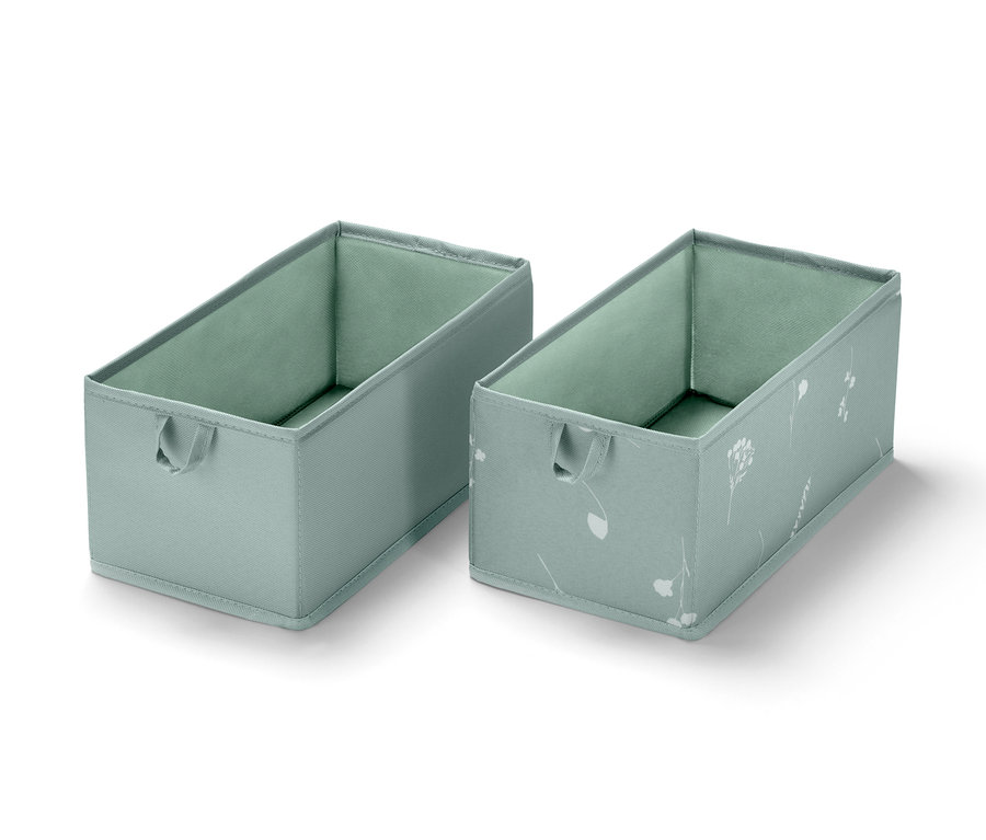 Dva středně velké úložné boxy do zásuvky světle modré barvy. Jeden box je hladký, druhý má vzor s bílými květy.