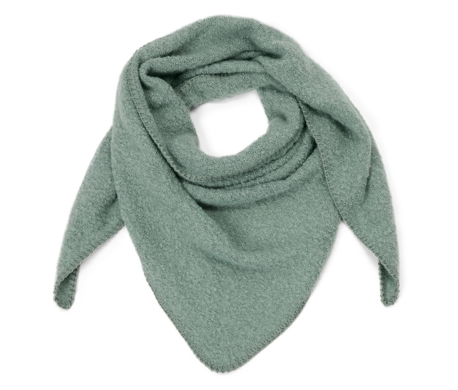 Světle zelený trojúhelníkový šátek v buklé vzhledu leží na bílém pozadí.