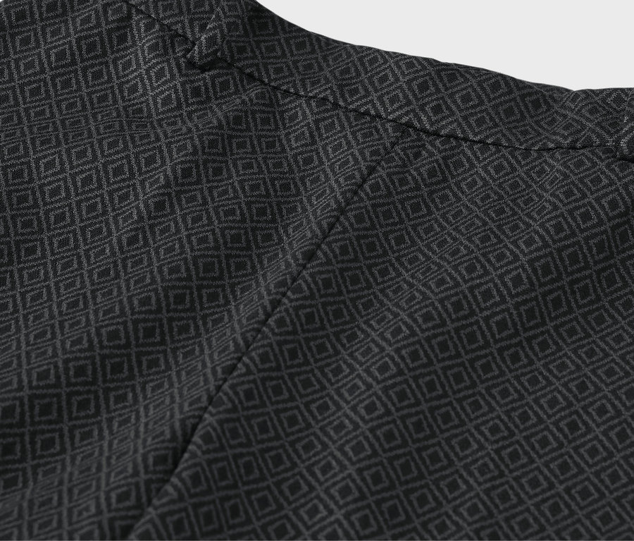 Detailní záběr na horní část kalhot s geometrickým vzorem.