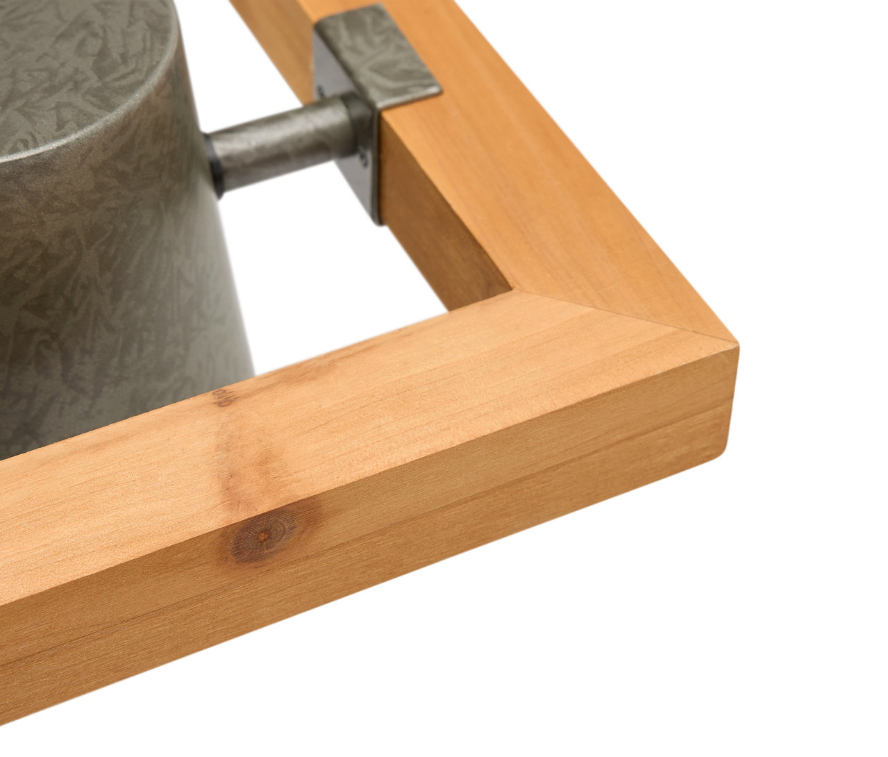 Detail rámu s kovovou nádobou.