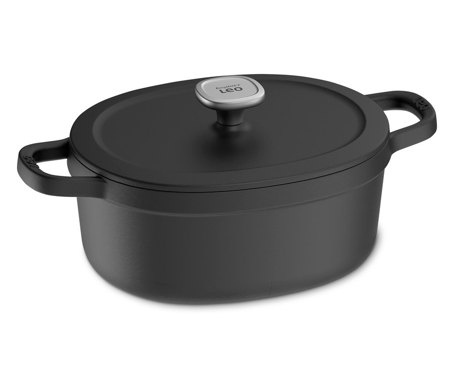 Černý, oválný litinový pekáč BergHOFF s poklicí stojí na bílém pozadí.