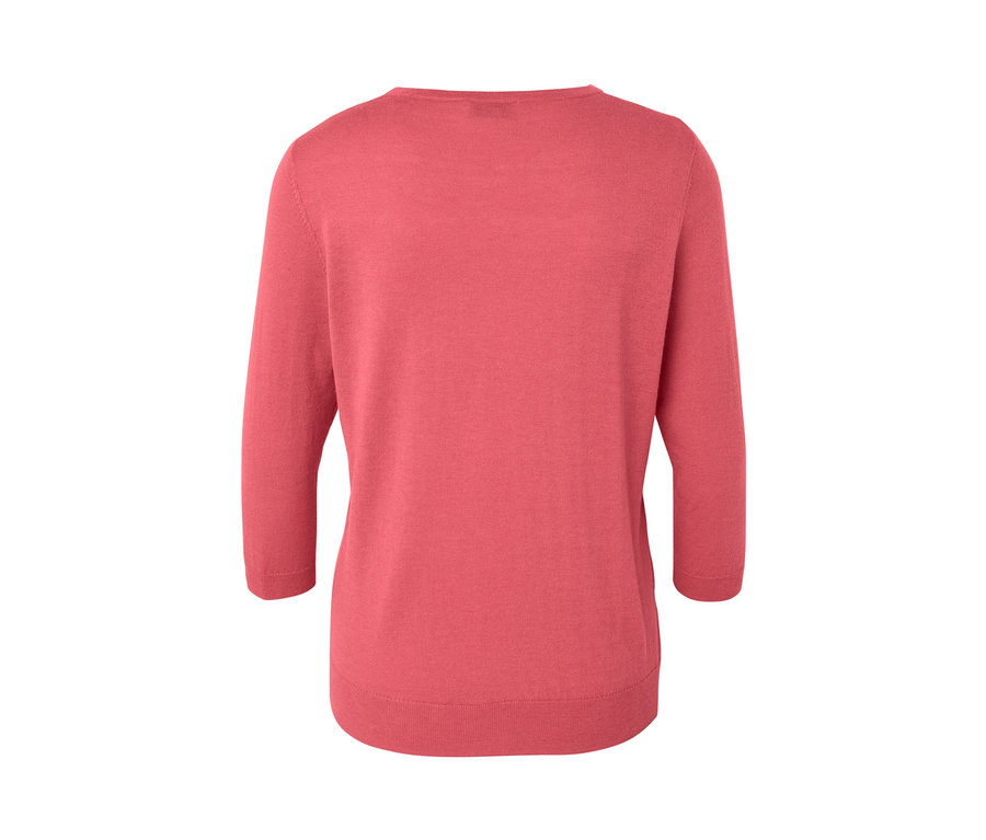 Detail korálového svetru z jemného úpletu s hedvábím.