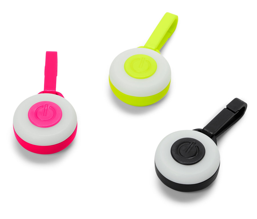 Tři kulatá světla s klipy v růžové, zelené a černé barvě.