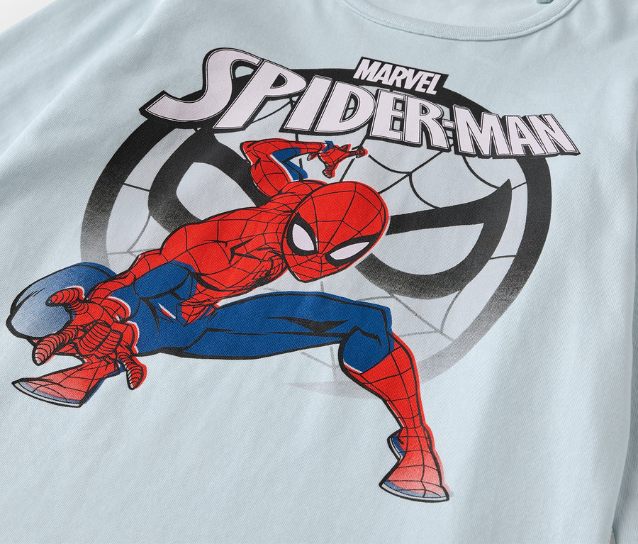 Světle modré tričko s potiskem Spidermana z dětské pyžamové soupravy.