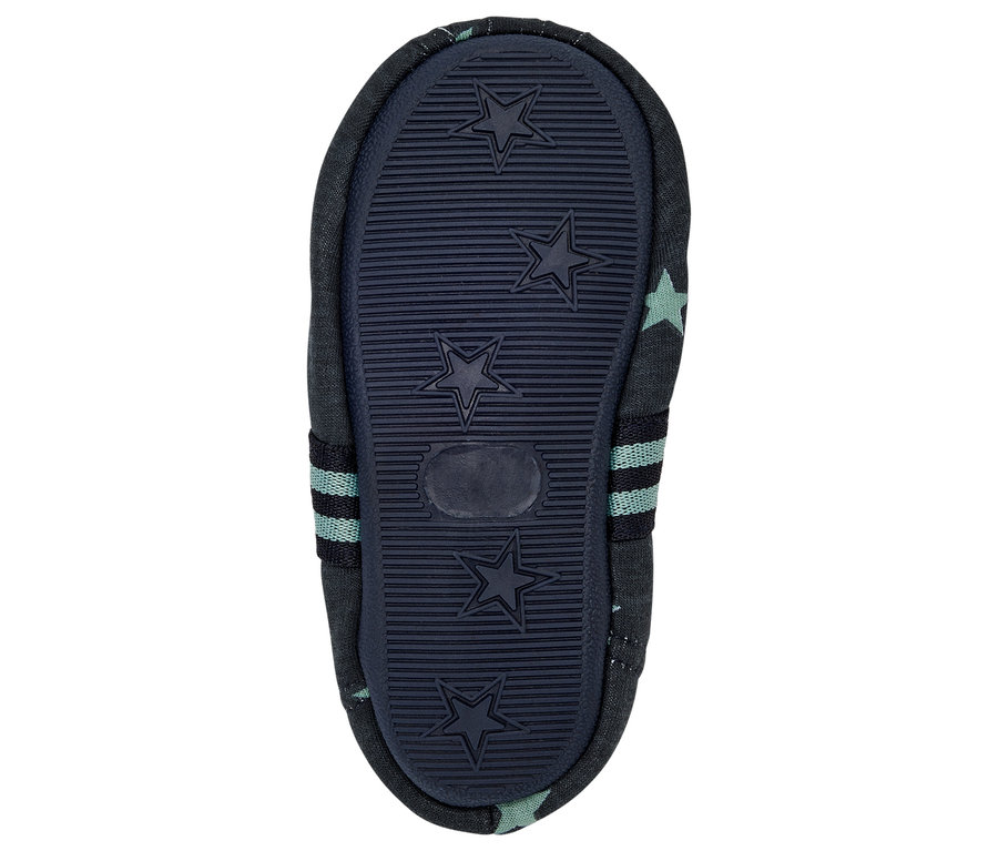 Podešev modré látkové dětské bačkory se vzorem hvězd.