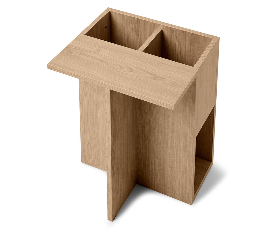 Detailní pohled na dřevěný stolek s dvěma přihrádkami nahoře a jednou otevřenou přihrádkou dole.