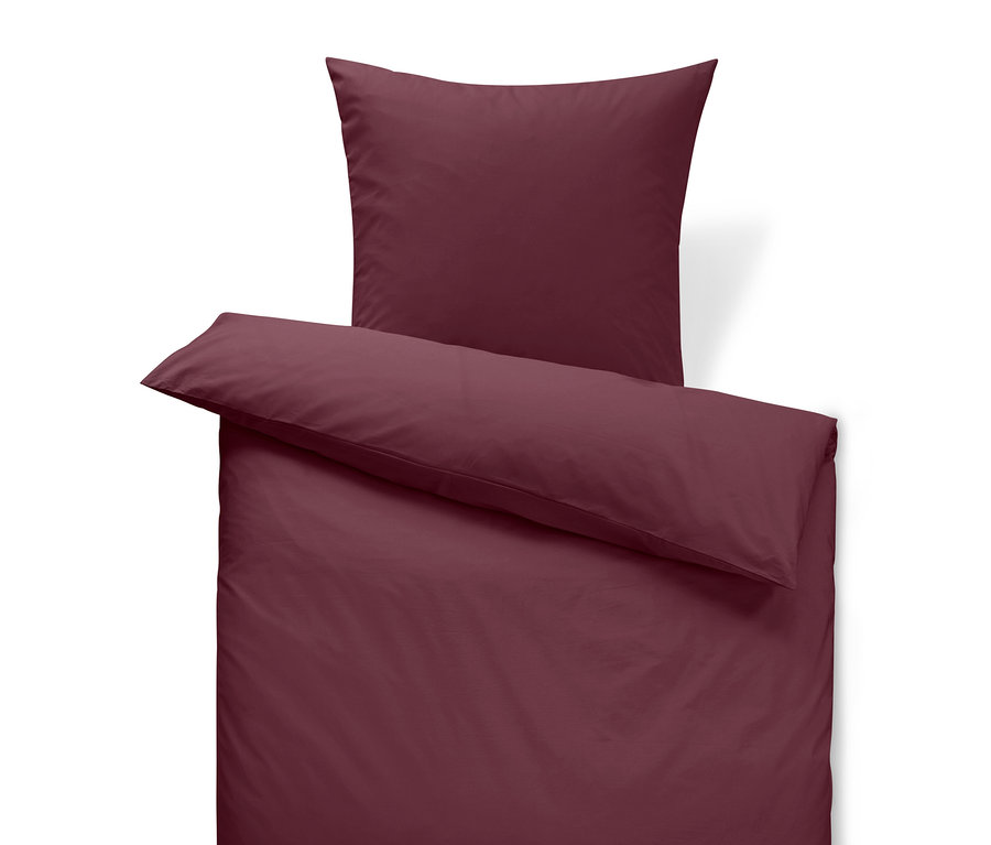 Vínové ložní prádlo s polštářem a přikrývkou.