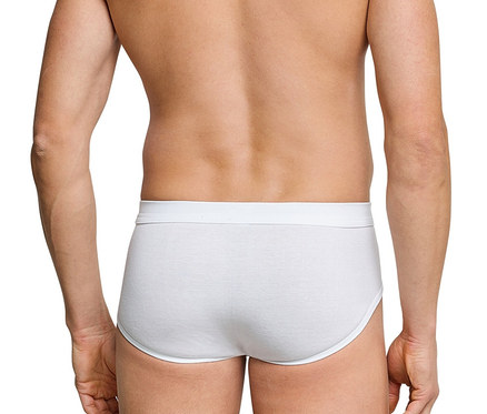 Muž zády ke kameře má na sobě bílé sportovní slipy SCHIESSER, 2 ks.