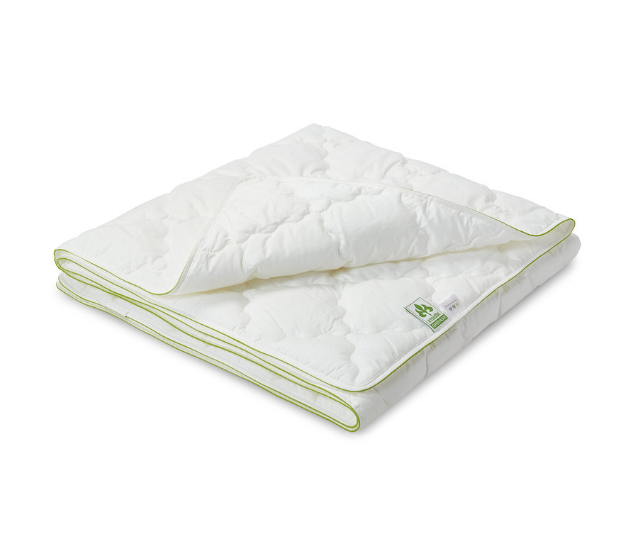 Skládaná bílá letní prošívaná přikrývka irisette® greenline s lehkým zeleným lemem.
