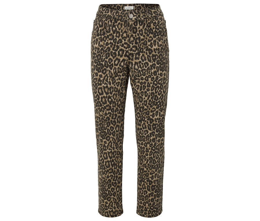 Kalhoty s leopardím vzorem leží na bílém pozadí.