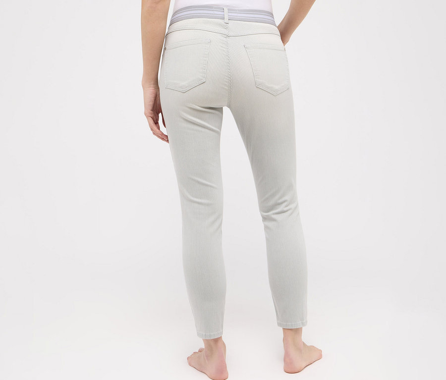 Pohled zezadu na ženu v světle šedých džínách Angels »Ornella Sporty« Slim Fit 7/8.