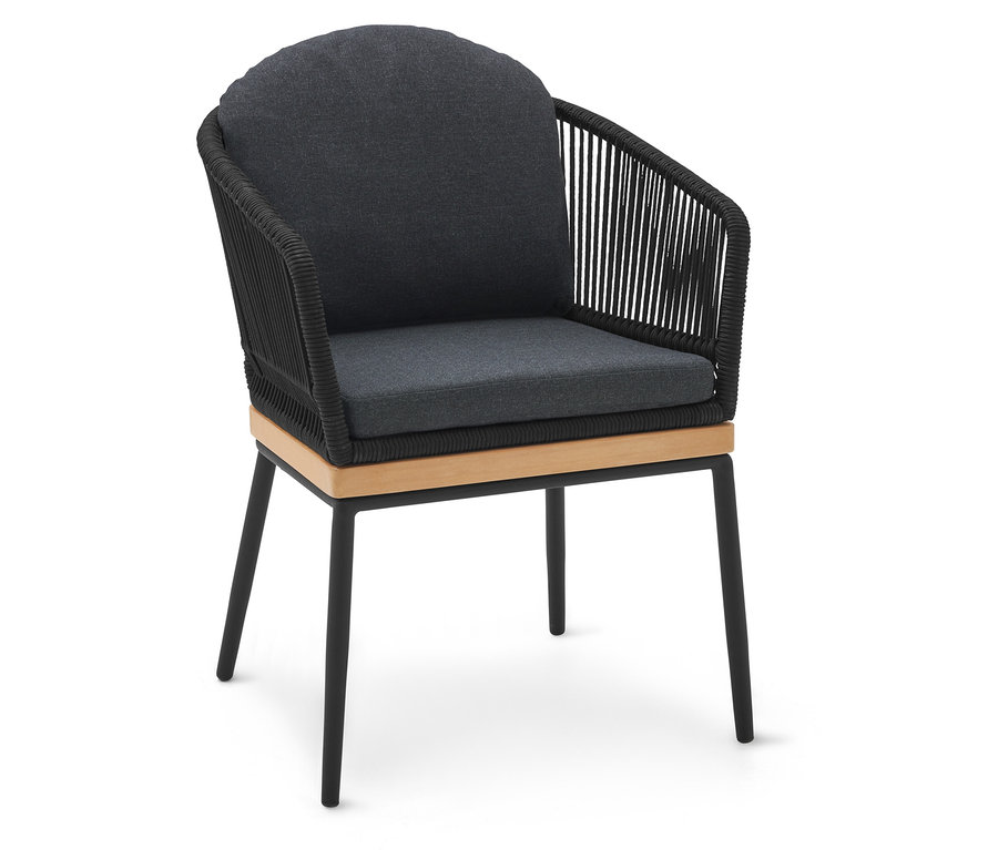 Zahradní židle s textilním výpletem a antracitovými polštáři na světlém dřevě a černých nohách.