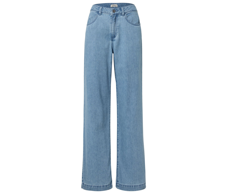 Světlé široké džíny s kapsami a zapínáním na knoflíky.