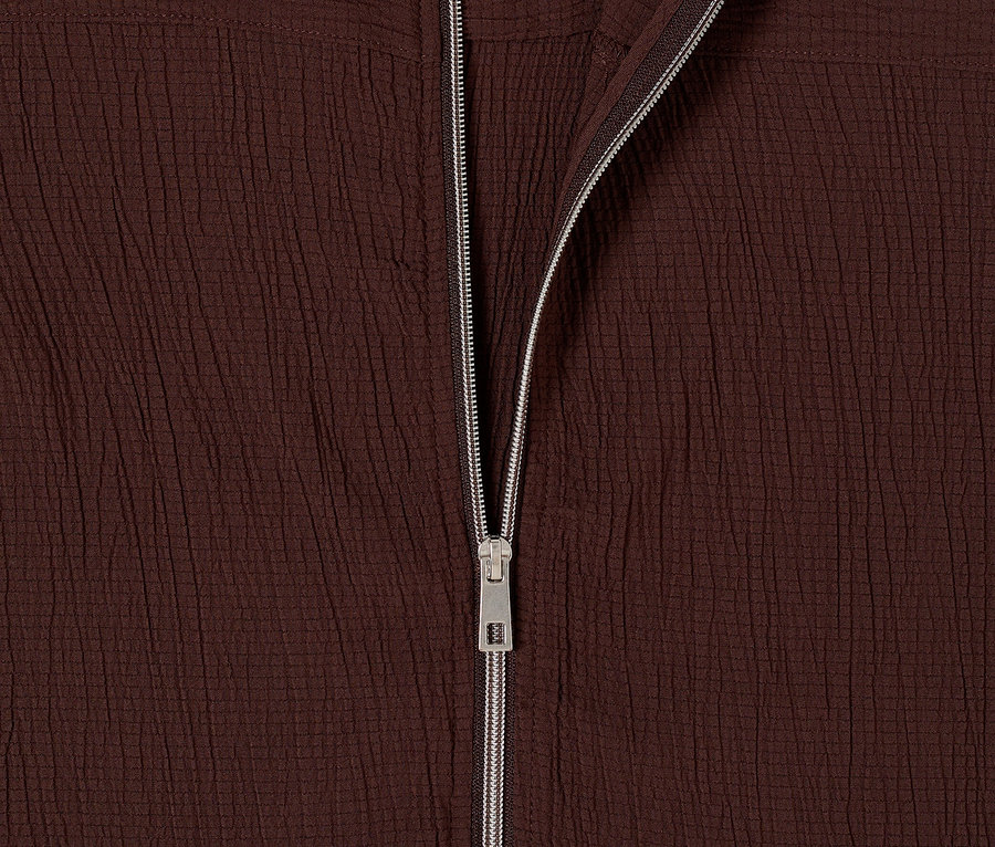Detail rozepnuté bundy Bluzon CECIL v tmavě hnědé barvě se stříbrným zipem.