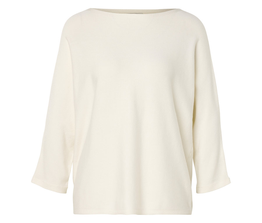 Krémový svetr s lodičkovým výstřihem a tříčtvrtečními rukávy leží naplocho.