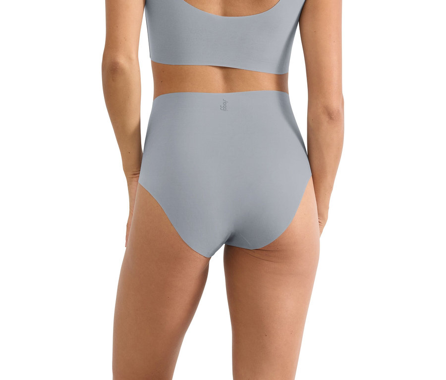 Detailní záběr ženy zezadu v šedém spodním prádle s vysokým pasem a odpovídajícím šedém topu.