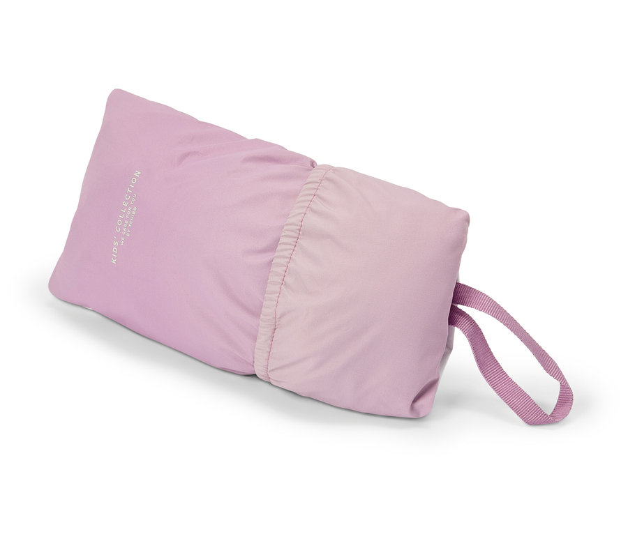 Složená, světle růžová dětská bunda s popruhem na nošení na bílém pozadí.