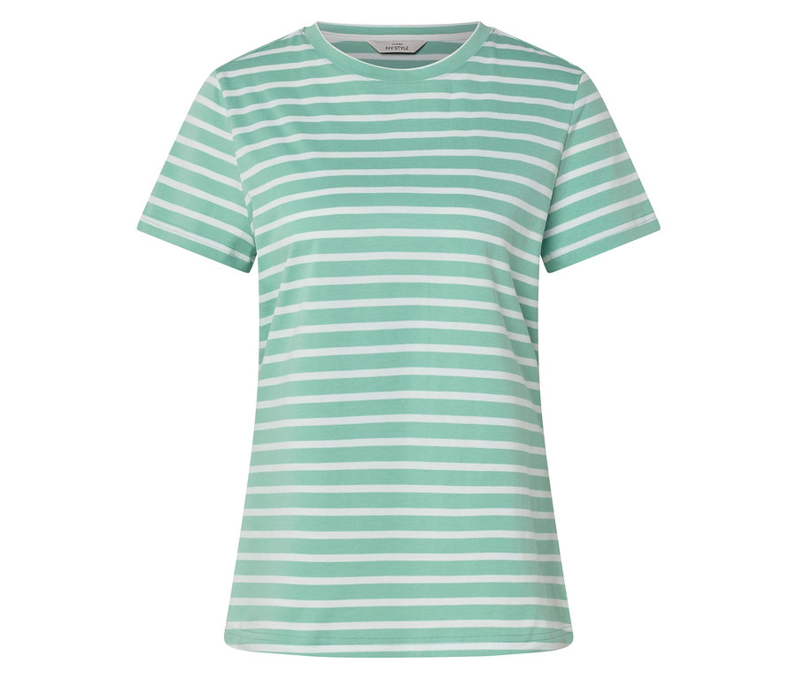 Pruhované světle zelenobílé tričko leží na bílém povrchu.