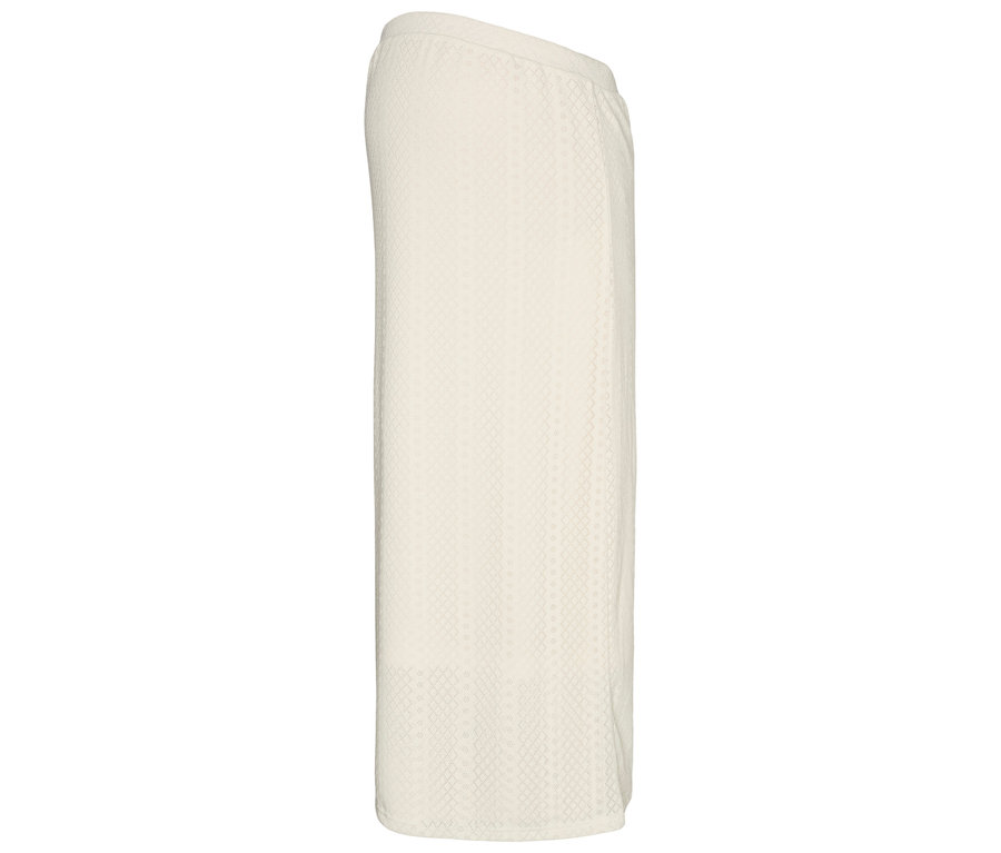Na bílém pozadí je vidět sukně barvy slonové kosti s jemným geometrickým vzorem.