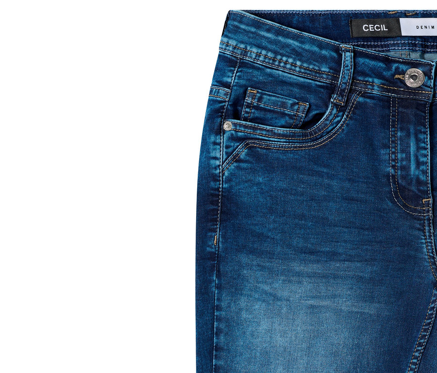 Detail džínů CECIL »Scarlett« v tmavém provedení s kapsami a logem.