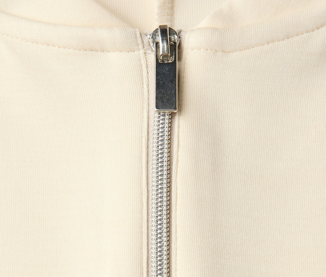 Detail zipu na tričku Street One ze směsi modalu.