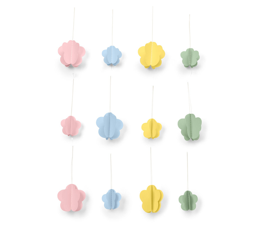 Dekorativní papírové květiny v růžové, modré, žluté a zelené barvě visí na nitích před bílým pozadím.